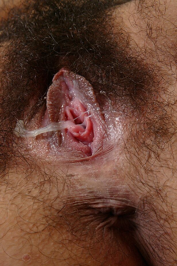 16P A mulher amadora Lin abaixa a calcinha branca para expor o arbusto peludo