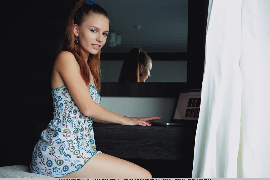 18P Petite adolescente Sofi Shane agarra sua bunda nua antes de mostrar sua vagina