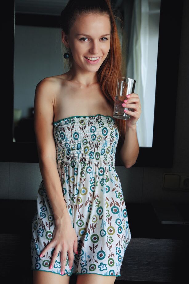 18P Petite adolescente Sofi Shane agarra sua bunda nua antes de mostrar sua vagina