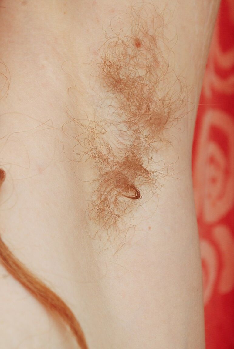 16P Amateur peluda de pelo rojo rizado expone su clítoris en el baño