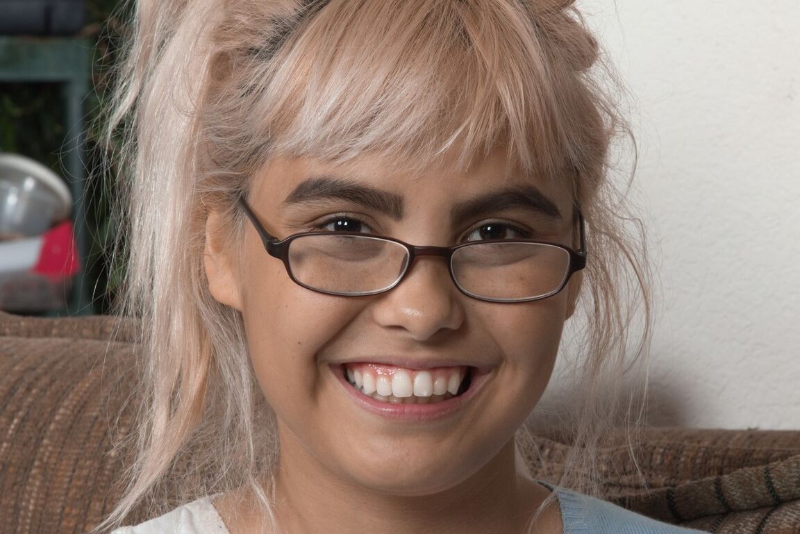 16P A adolescente nerd Candy Wallace expõe seu corpo com a barba por fazer pela primeira vez