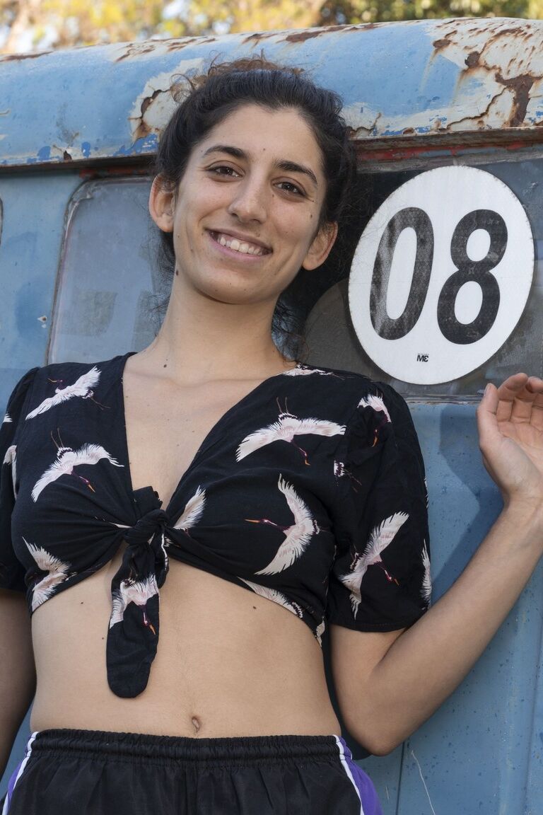 21P Sofia H, bombasse amateur exotique, se déshabille sur un vieux camion