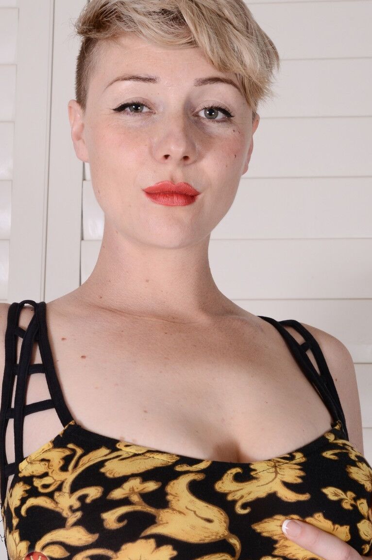 21P A fofa loira Dakota Rose apresenta suas axilas peludas