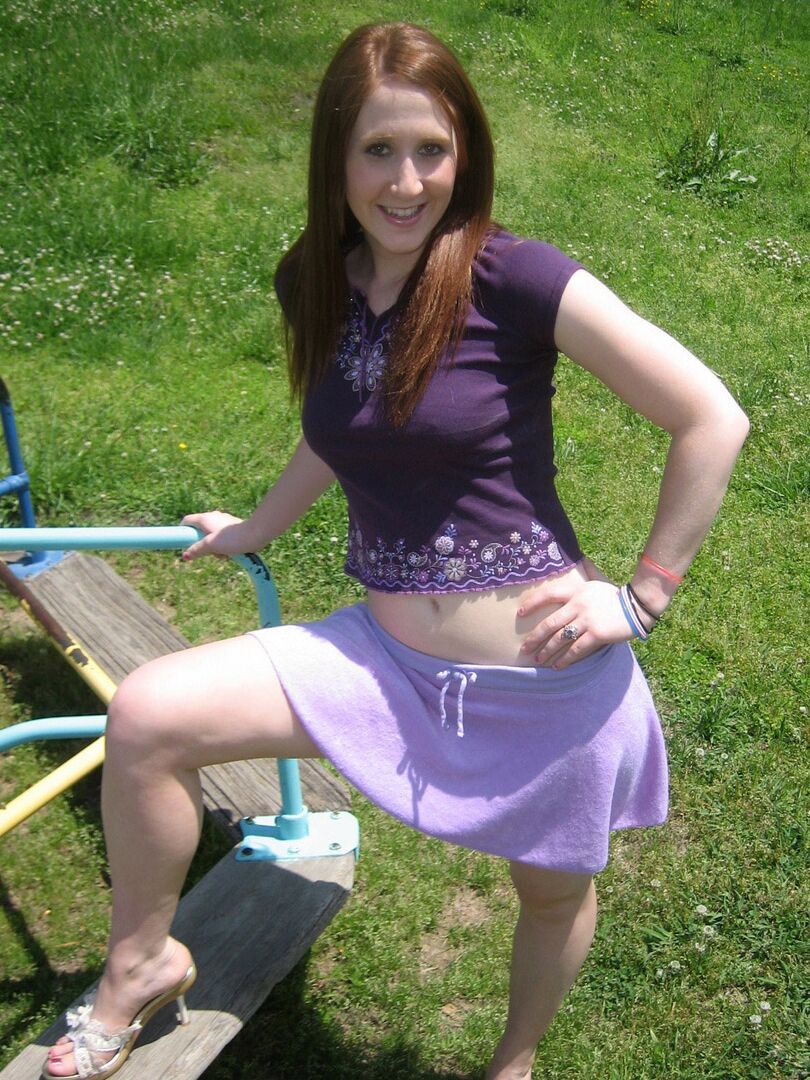12P Cute teen Ruby mostra seus peitos no parque