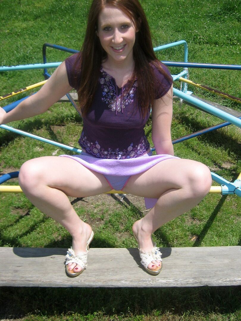 12P Cute teen Ruby mostra seus peitos no parque