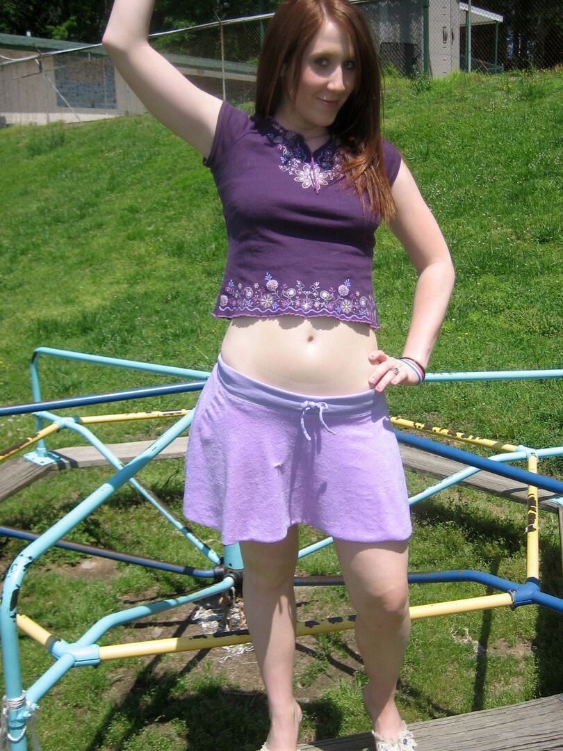 12P Cute teen Ruby mostra seus peitos no parque