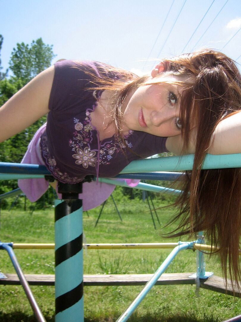 12P Cute teen Ruby mostra seus peitos no parque