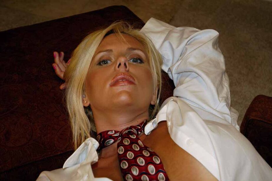 16P MILF rubia suelta a Karen Fisher libera sus tetas bronceadas de una camisa blanca