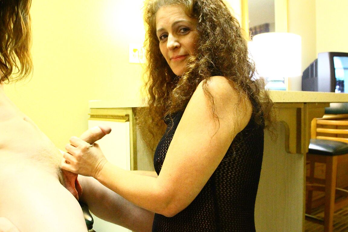 12P über 40 Handjobs MILF Lisa streichelt riesigen Ständer