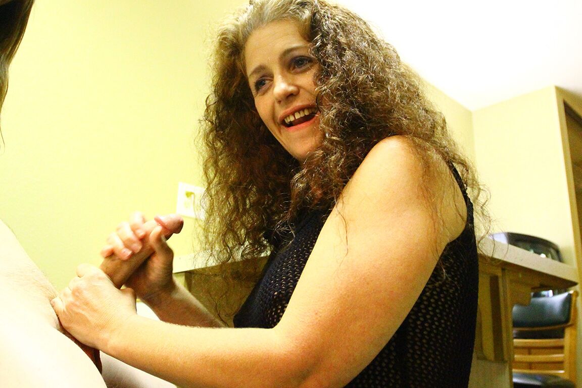 12P über 40 Handjobs MILF Lisa streichelt riesigen Ständer