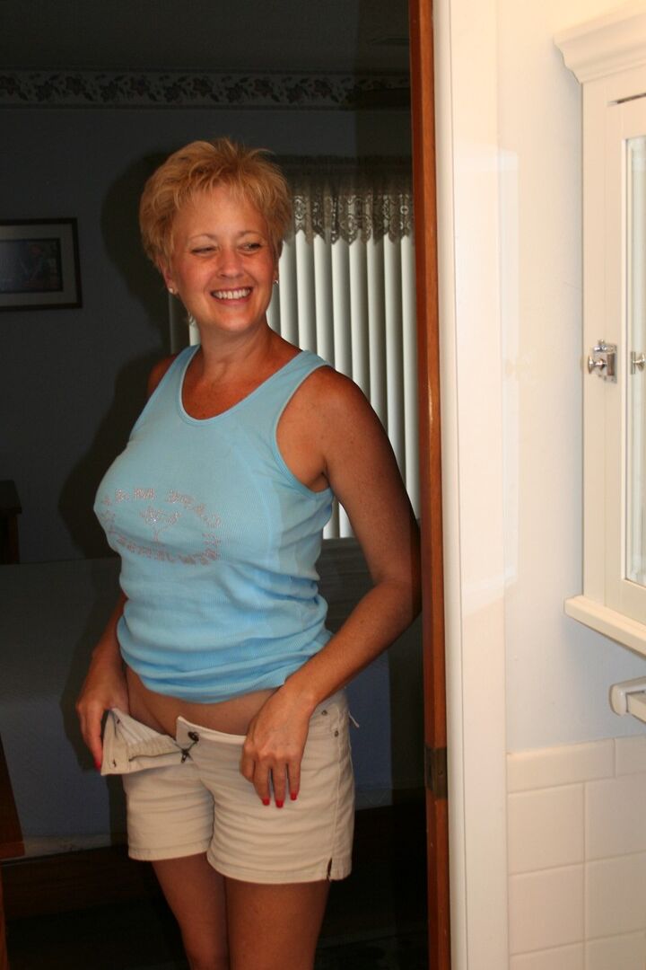 21P Mature amateur Tracy Lick gives a soapy handjob before getting cunnilingus
