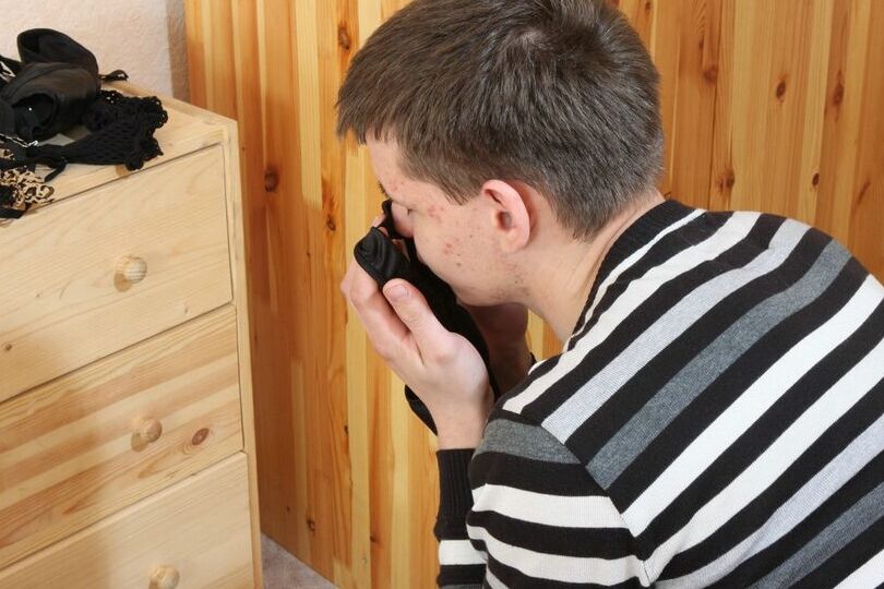 16P Neugieriger Kerl riecht an der Unterwäsche des Babes und wird dann von der geilen Brünetten gefickt