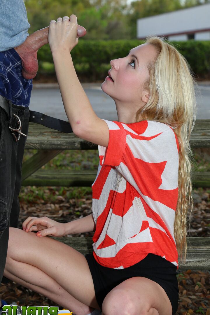 21P Öffentliche Handjobs Odette Delacroix
