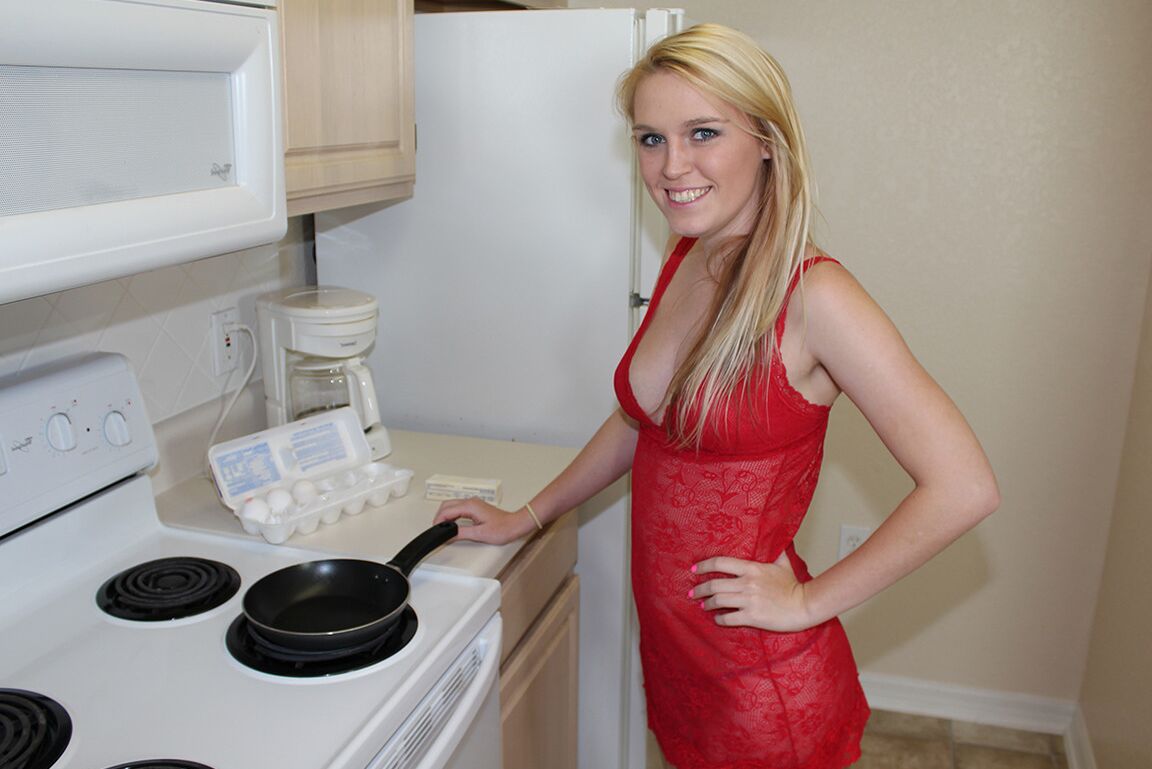 12P A adolescente Amanda Bryant masturba seu namorado usando um vestido vermelho curto