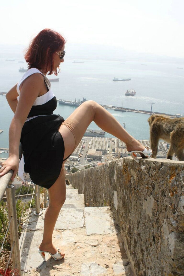 14P Solo-Girl zeigt im Urlaub in Gibraltar einen Upskirt ohne Höschen in Nylons