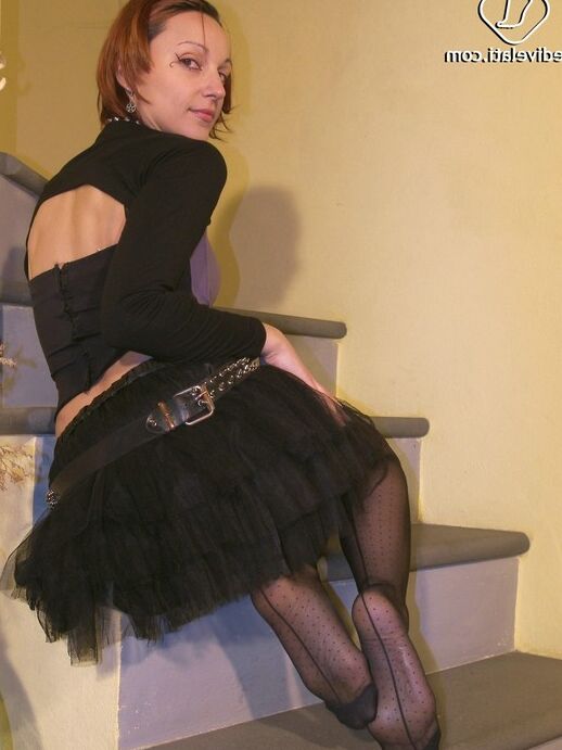 15P Garota ruiva tira os saltos enquanto usa meia-calça sexy