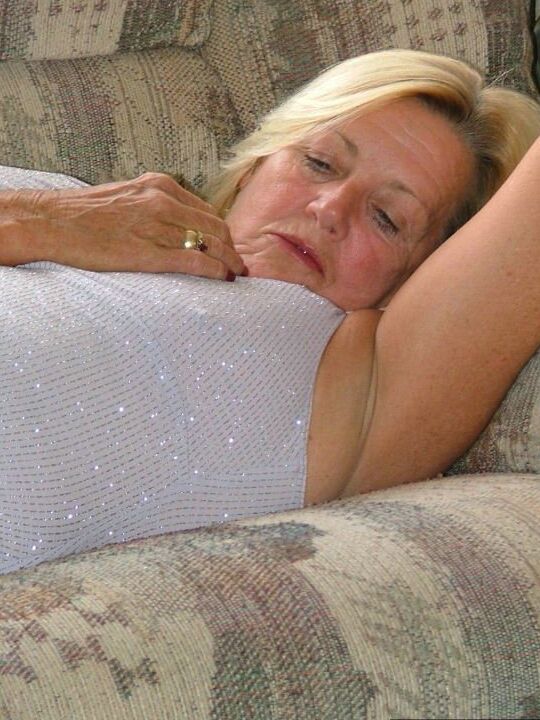 15P A loira madura com tesão Adonna enfia o salto do sapato dentro da buceta furada