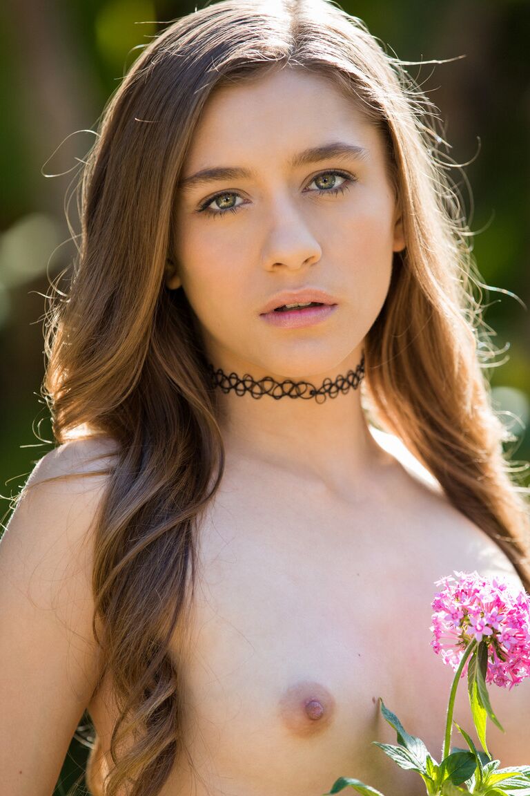 21P Linda adolescente con apariencia de modelo Rebel Lynn da mamada y monta una erección dura