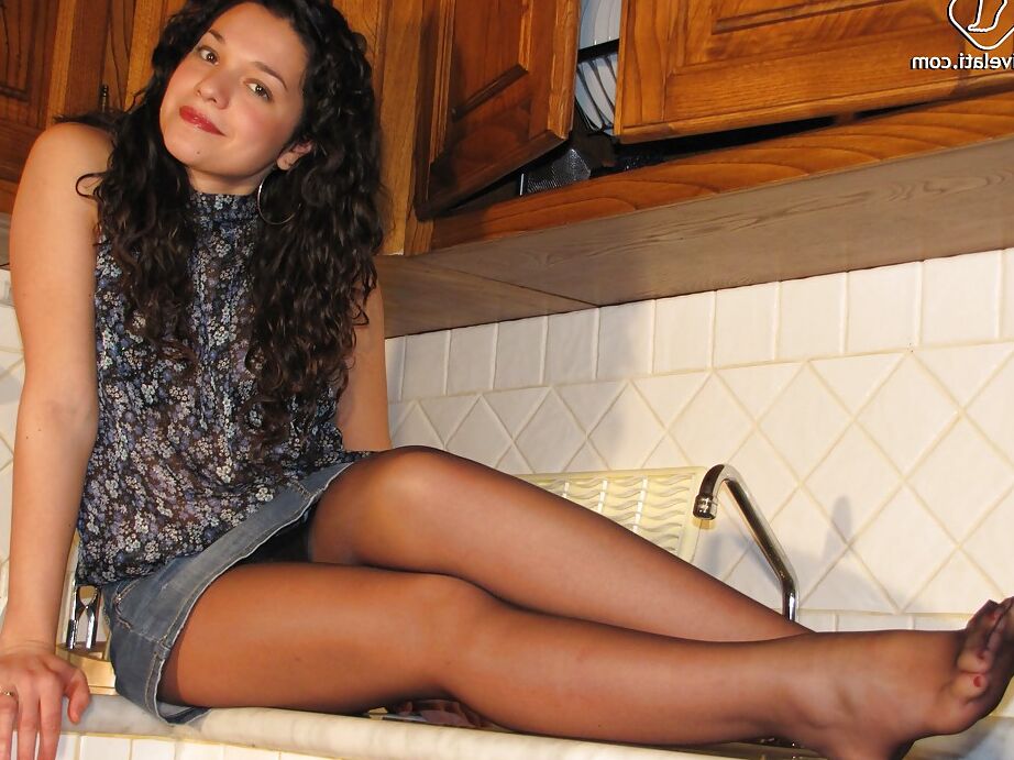 16P Schönes brünettes Babe Luana zeigt ihre fiesen Füße und Strumpfhosen