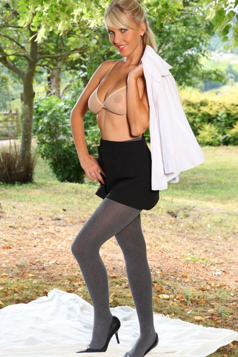 21P La MILF blonde Cikita taquine avec sa poitrine incroyable en collants gris
