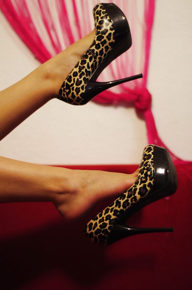 14P Lindas garotas com fetiche por pés mostram seus pés em saltos altos