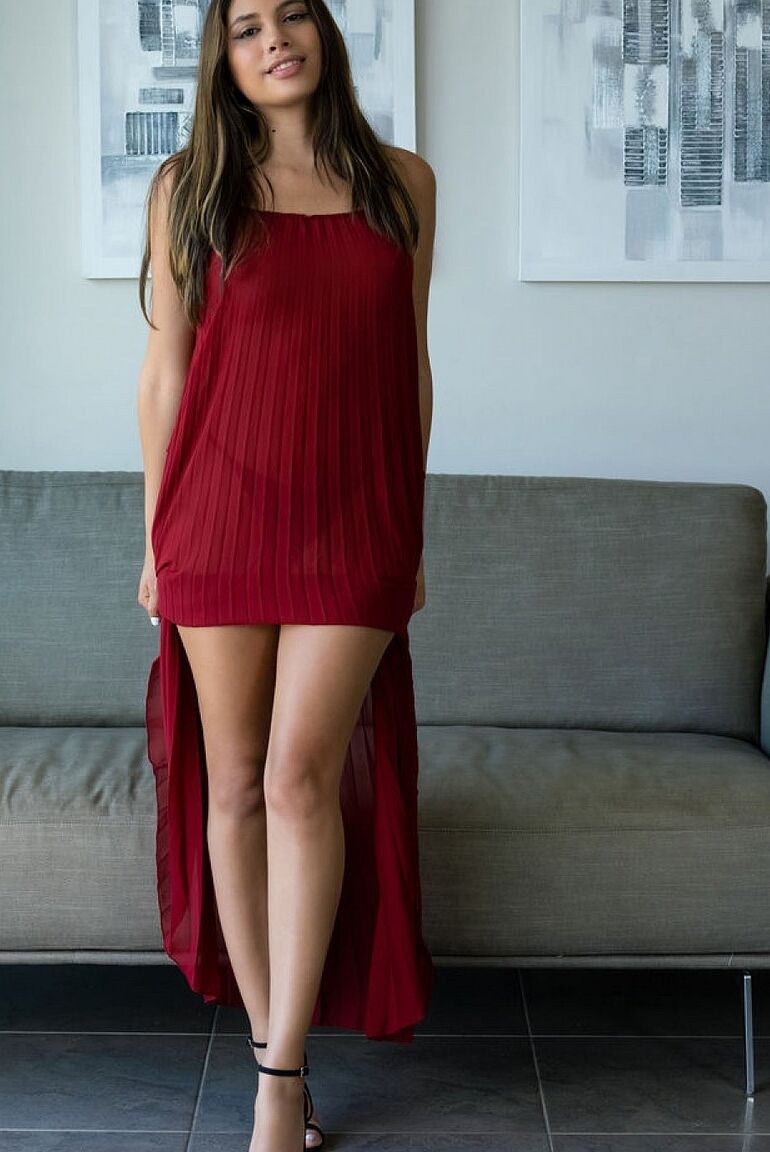 15P La jeune latina Baby Nicols enlève une longue robe rouge tout en se mettant totalement nue.