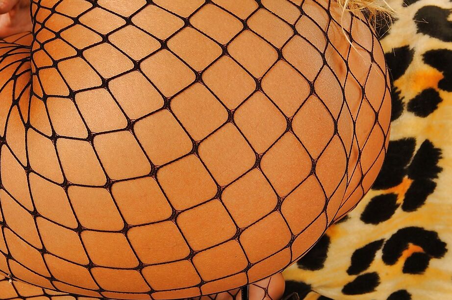 16P Gata loira de terno de meia-calça Sarah James expondo sua buceta e pés sensuais