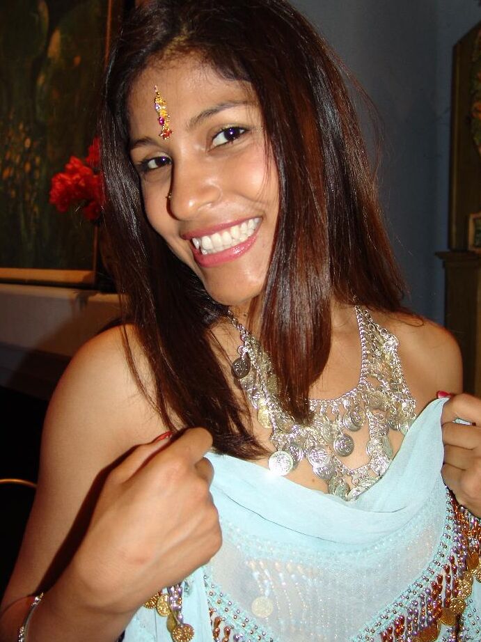 16P Une jeune indienne aux seins flasques chevauche une bite