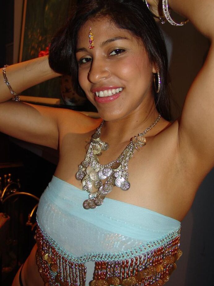 13P Indian Sex Lounge Jolie jeune indienne montrant sa chatte