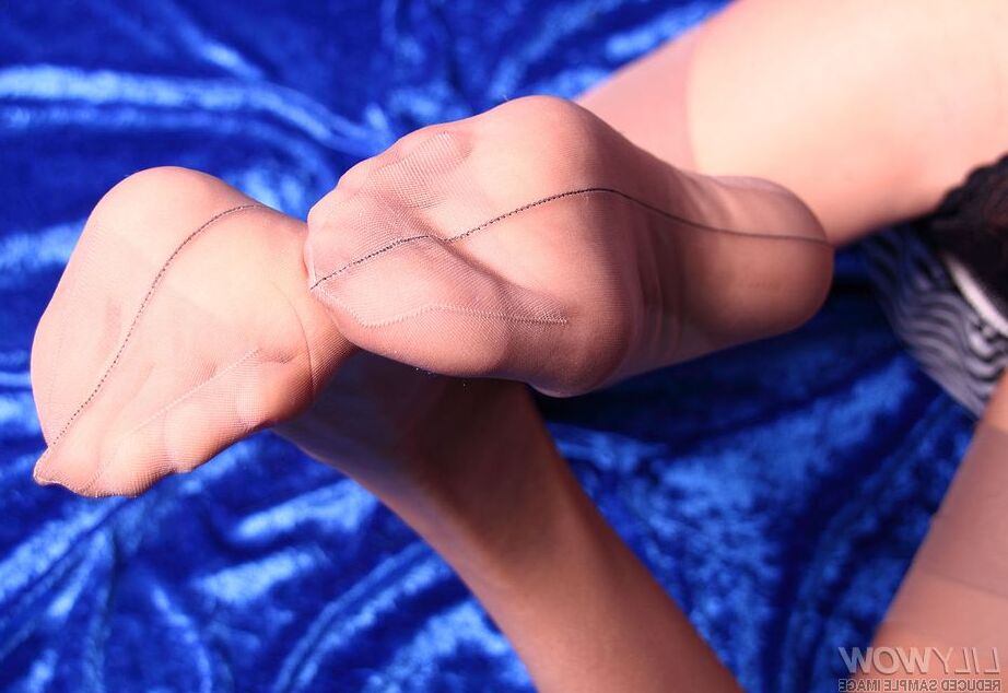 12P Sensual teasing of the leggy MILF in vintage nylons