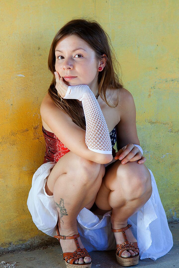 15P 18-year-old girl gets naked while wearing arm socks and shoes
