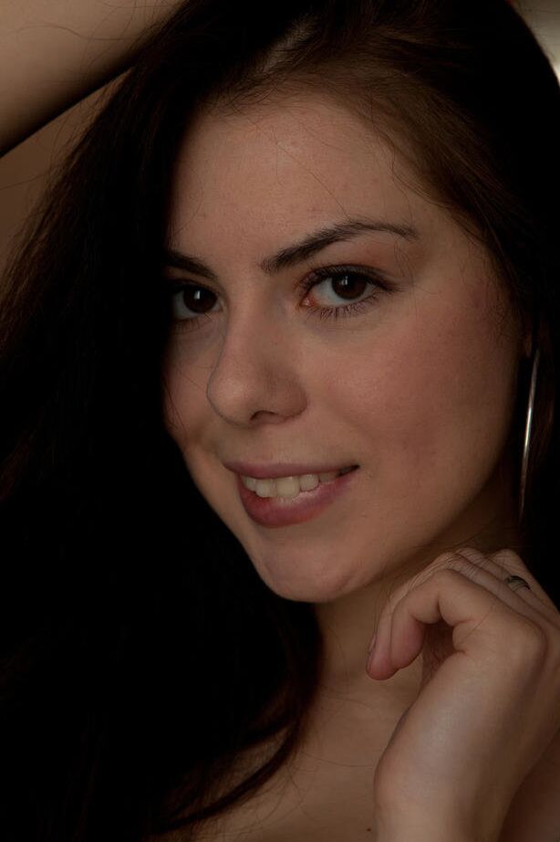 16P A adolescente morena atraente Lola E toca seu cu e buceta ao mesmo tempo