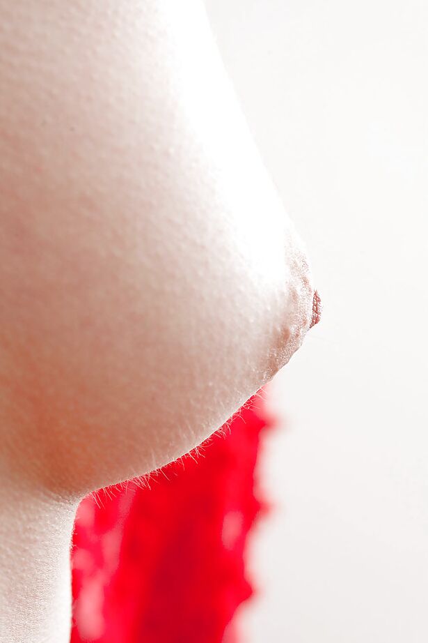 16P La nena pálida y natural Jodie C es una amateur con el coño peludo