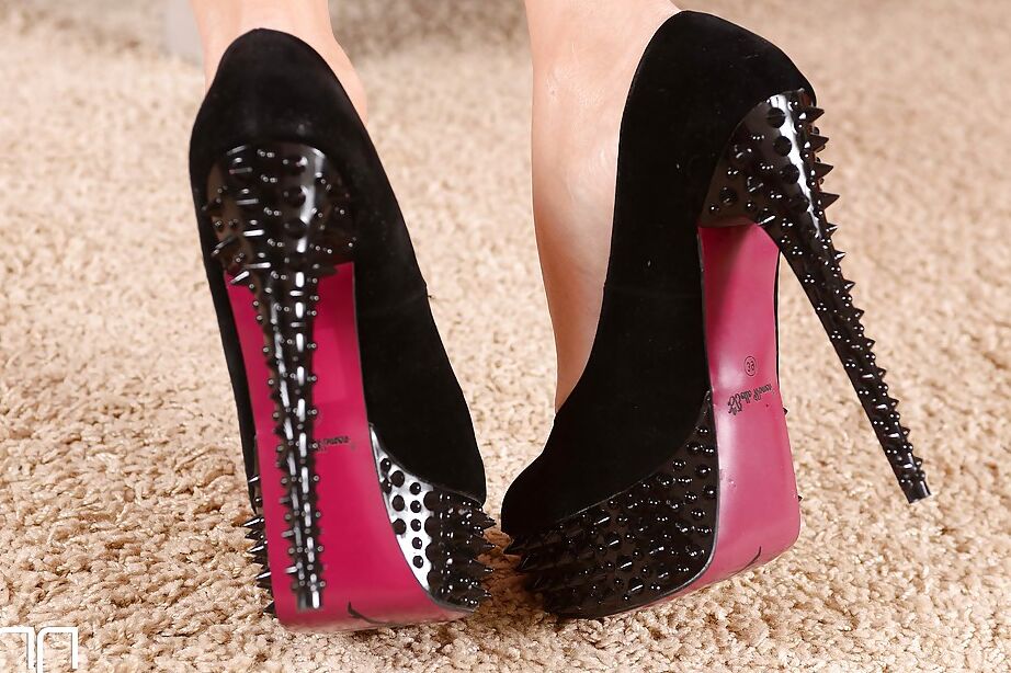 Die 16P-High-Heels-Göttin Brandy Smile hat tolle lange Beine und einen tollen Arsch