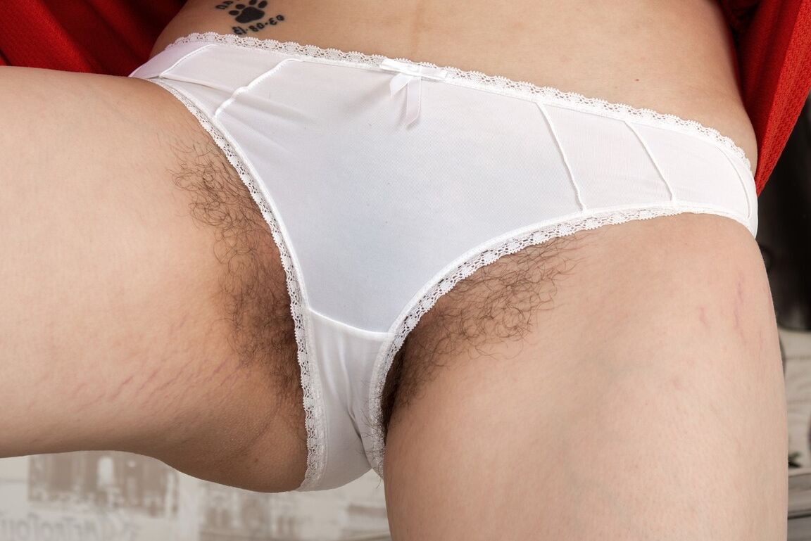 16P La chica solitaria Jessi Green libera su felpudo de la ropa interior blanca