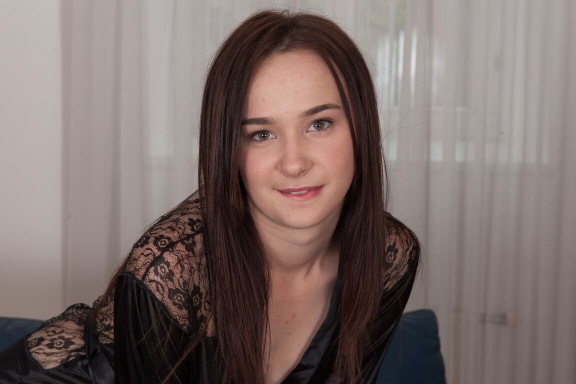 16P La joven amateur Julia Moore se baja las bragas de satén para mostrar su coño peludo