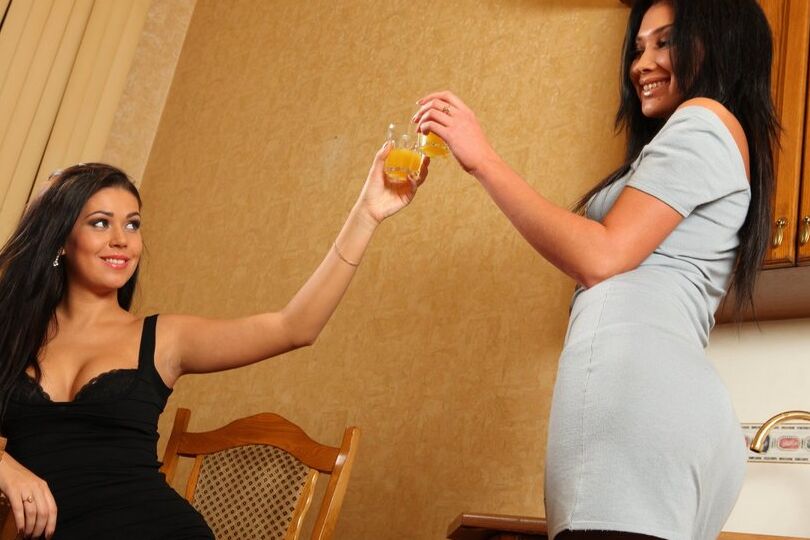 16P 奴隷が汚れた革のブーツを舐めている間、愛人は飲酒と喫煙をします