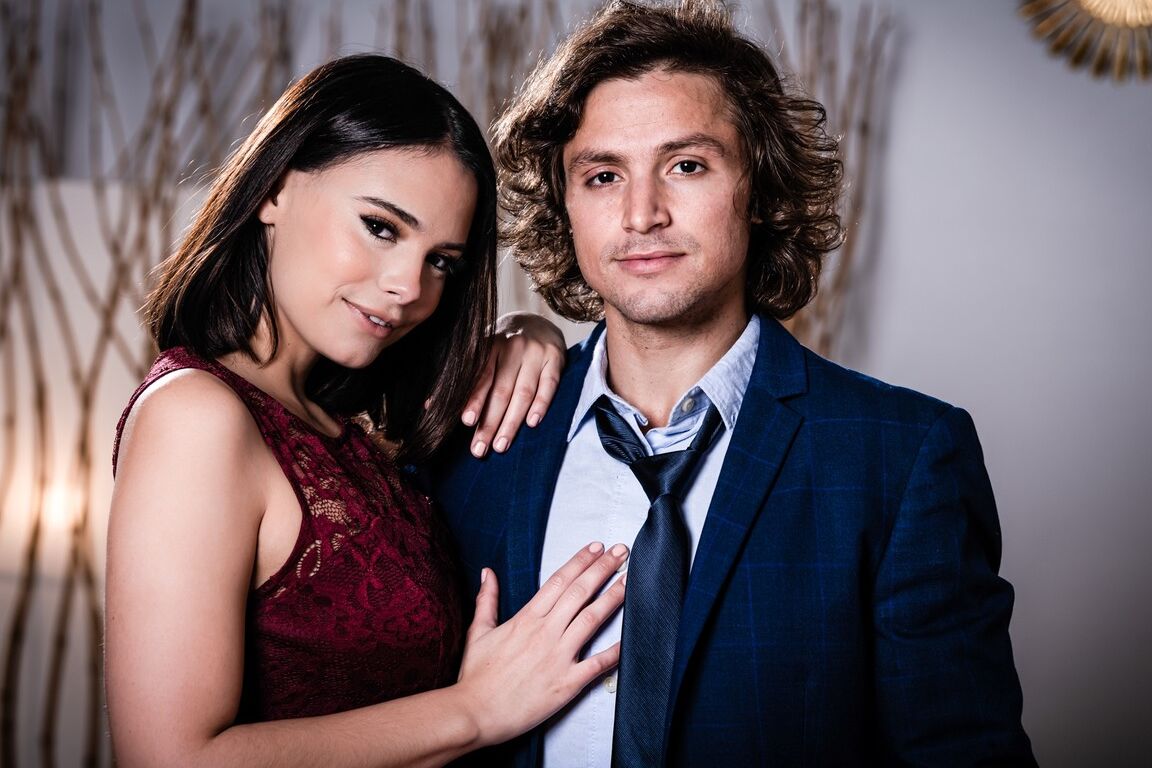 15P La joven morena Violet Starr tiene sexo duro con un miembro de su familia