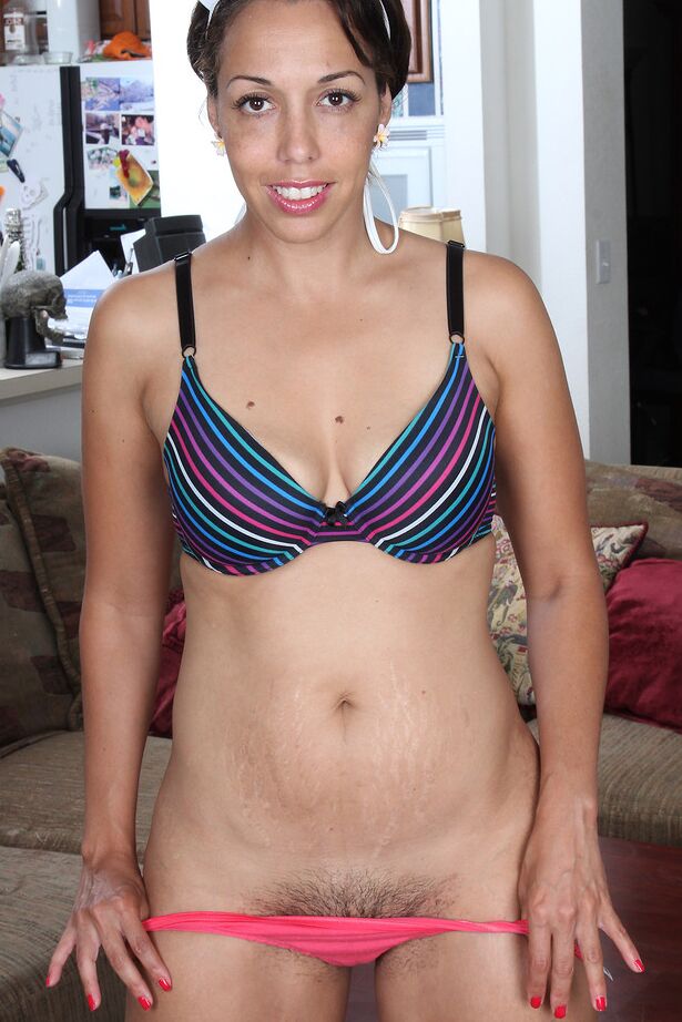 16P Over 30 nurse Josephine Noelle spreads her moist bush after undressing