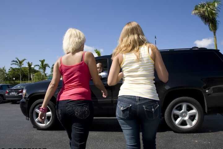 16P Chicas rubias calientes con grandes tetas Mia Bella divirtiéndose con su chica en el auto