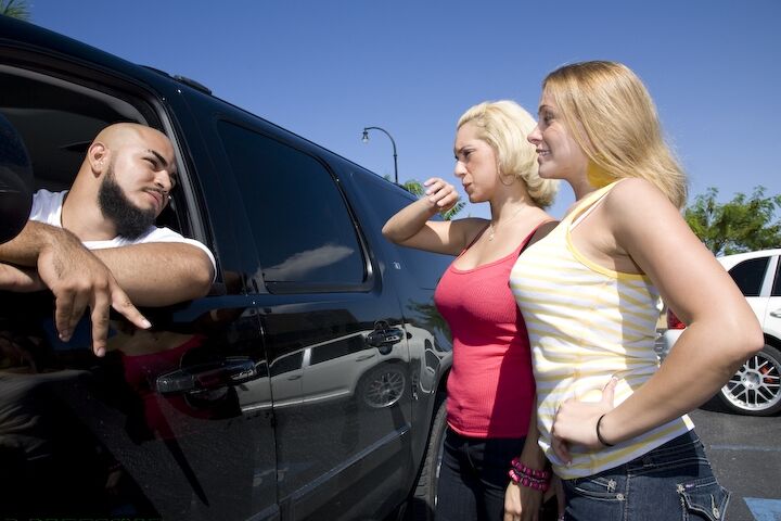 16P Chicas rubias calientes con grandes tetas Mia Bella divirtiéndose con su chica en el auto