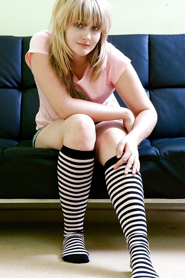 16P Joven rubia con calcetines hasta la rodilla muestra bragas en primeros planos sexys bajo la falda