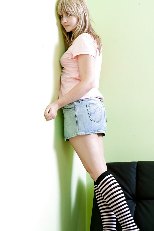 16P Joven rubia con calcetines hasta la rodilla muestra bragas en primeros planos sexys bajo la falda