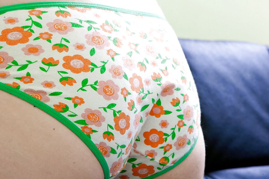 16P Joven rubia con calcetines hasta la rodilla muestra bragas en primeros planos sexys bajo la falda