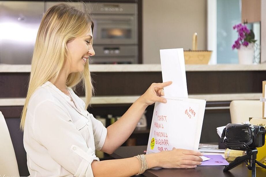15P Tracy Lindsay bekommt von einem Fan einen rosa Dildo geschenkt und kann es kaum erwarten, ihn zu benutzen
