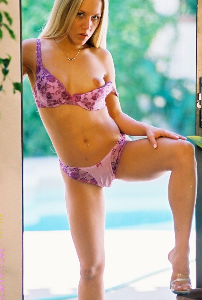 21P La joven rubia Kylie hace una barbacoa con su sexy lencería morada en el jardín
