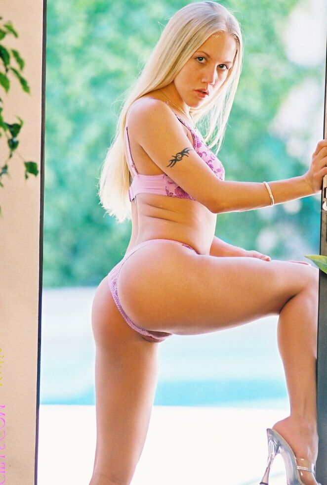 21P La joven rubia Kylie hace una barbacoa con su sexy lencería morada en el jardín