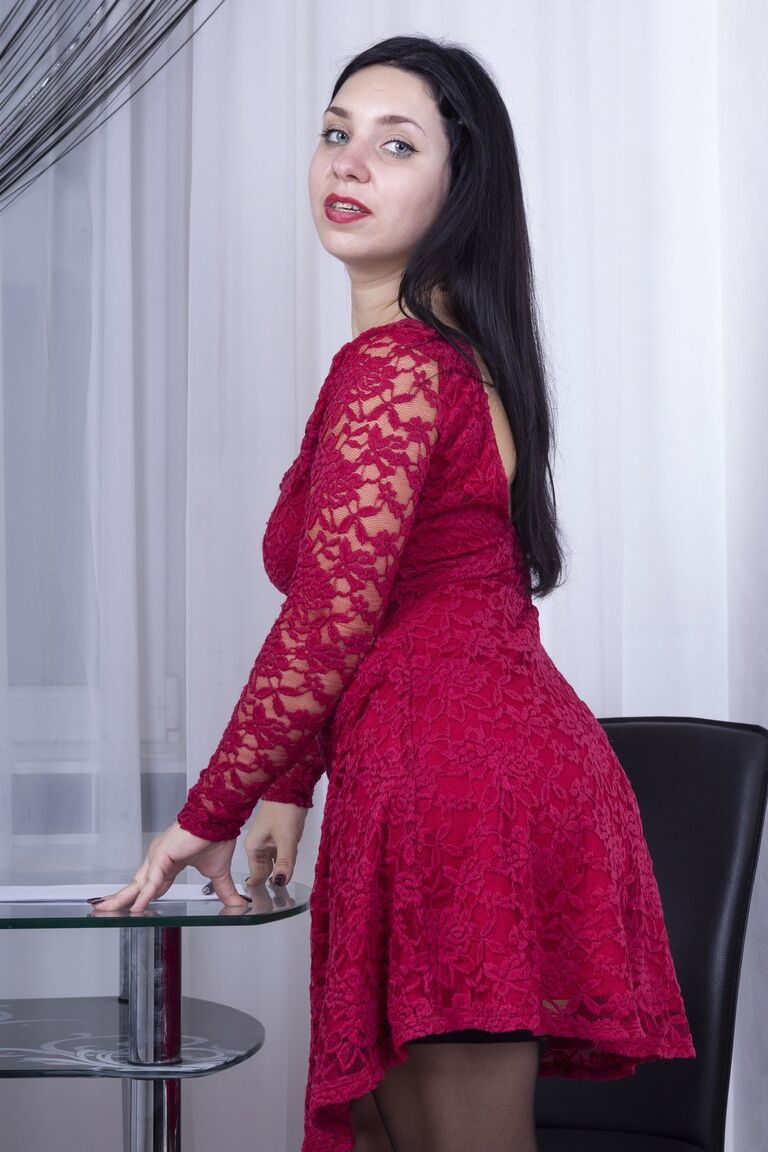 21P Joven amateur con vestido rojo Tanita enseña su coñito peludo y sus tetas naturales