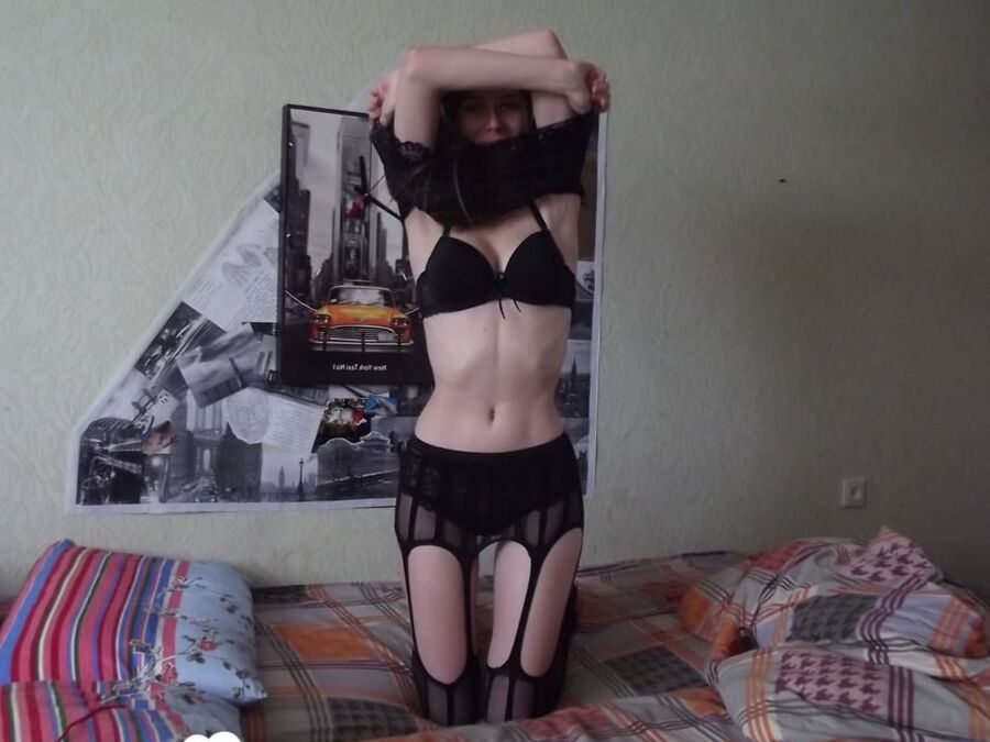 21P Adolescente morena amateur con liguero follada en el coño por su novio