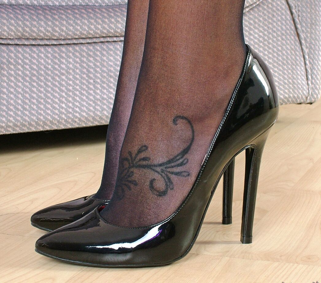 16P Salope sensuelle en jupe courte montrant ses longues jambes en bas noirs